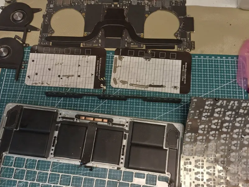 Расклопен MacBook Pro на работна маса